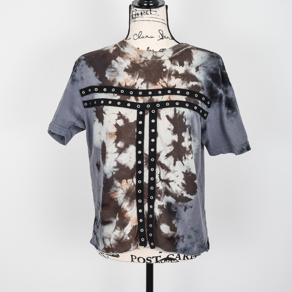 Women's Express Animal Print Blouse Satin blend material Size Small Button cuffs - Picture 1 of 3